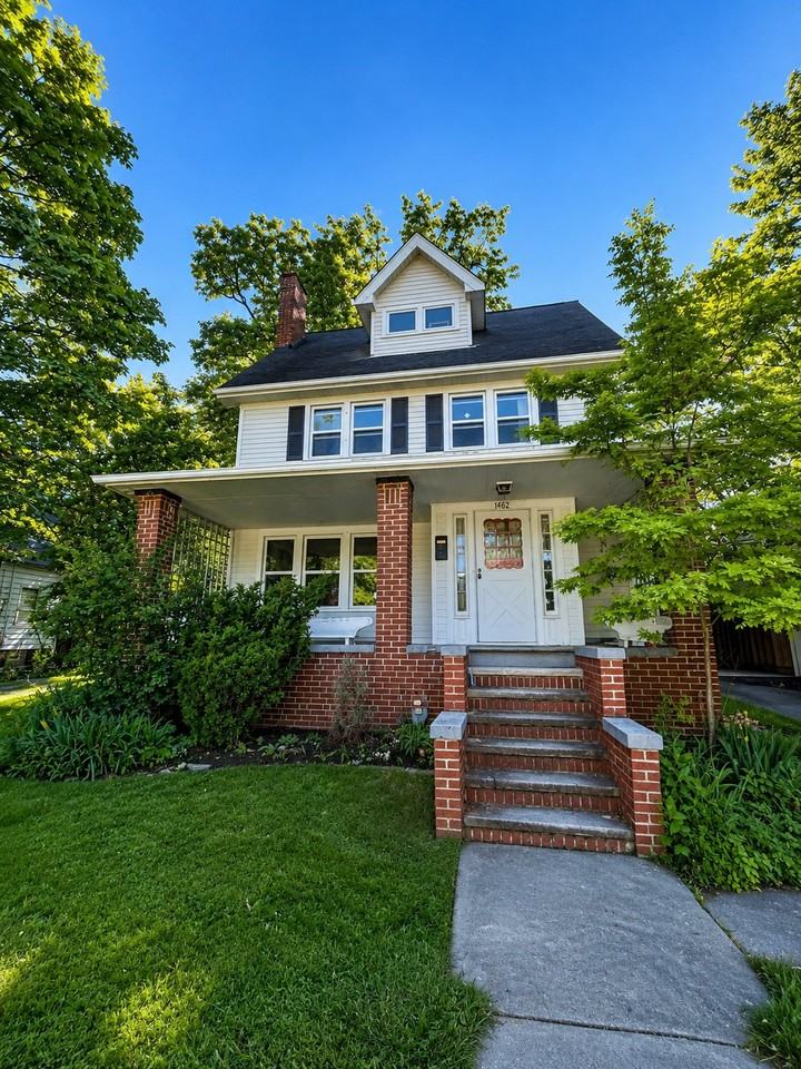 1462 Parkhill Rd - Photo 2 of 15