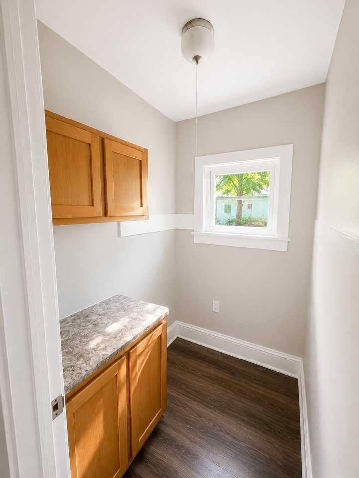 1462 Parkhill Rd - Photo 7 of 15