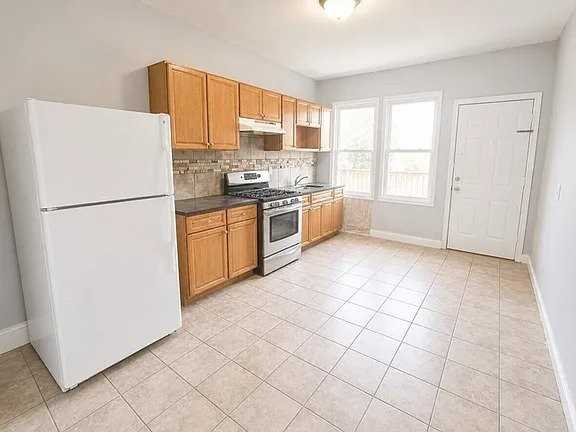 364 11th Ave #6 - Photo 2 of 5