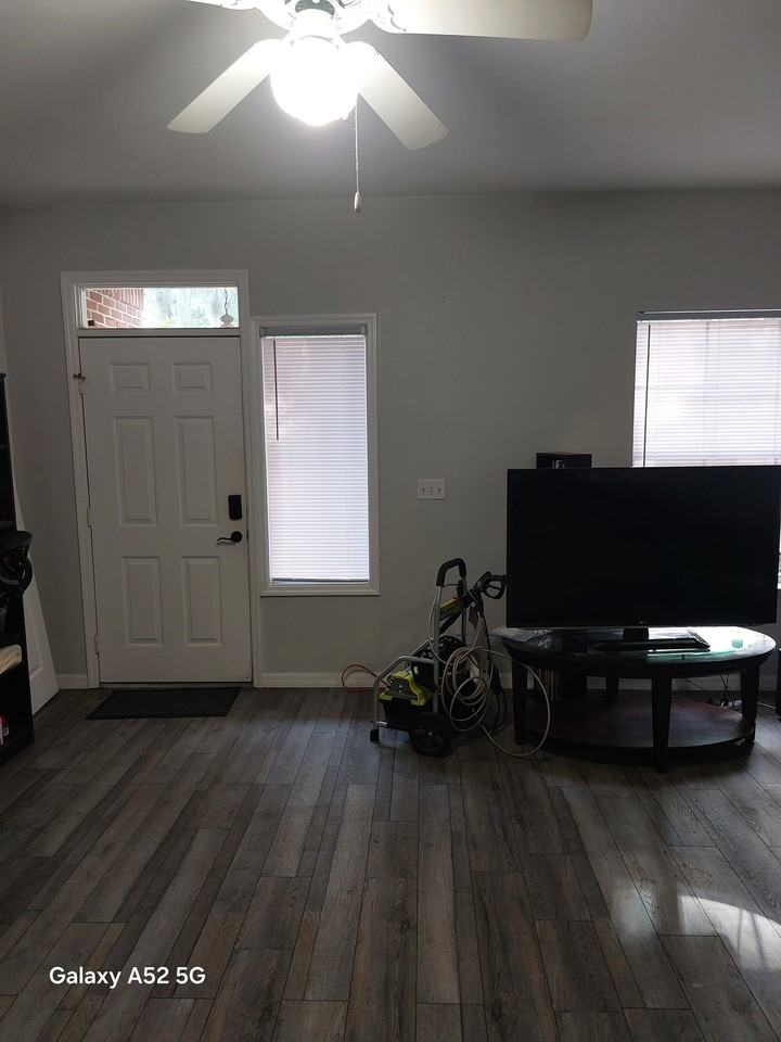 280 Nw 50th Blvd - Photo 2 of 11
