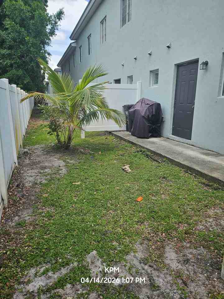 Colonial Palms - Photo 4 of 5
