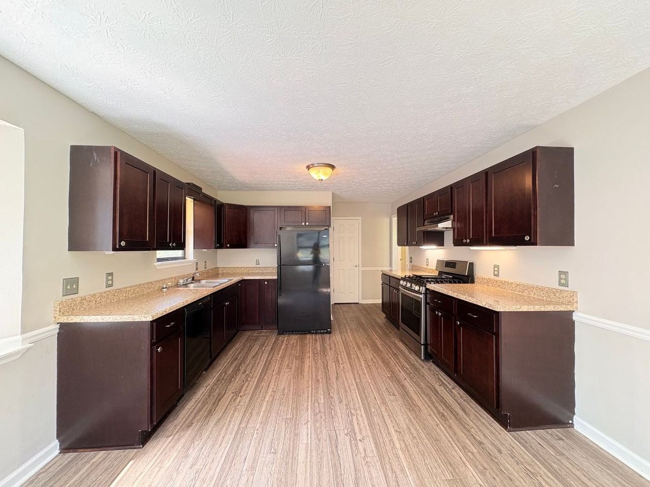 901 Locke Dr - Photo 4 of 30