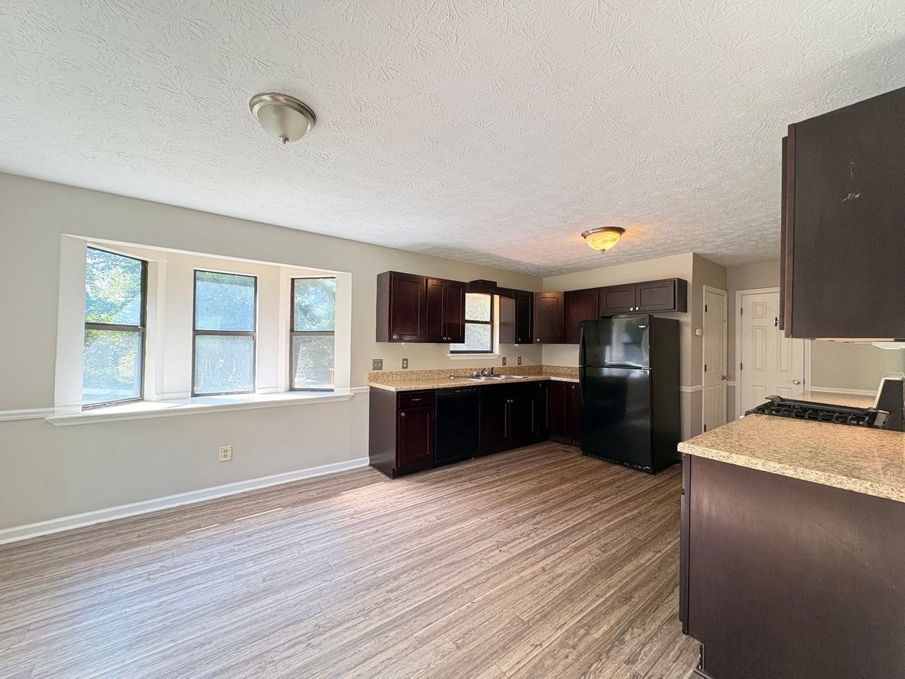 901 Locke Dr - Photo 5 of 30