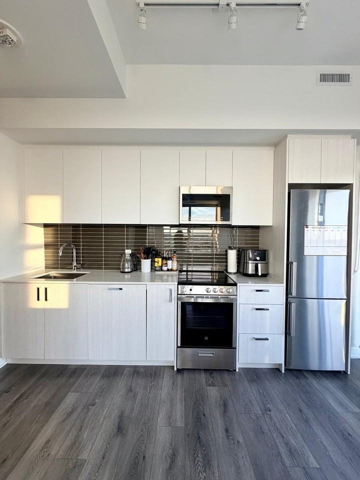 1787 St Clair Ave W - Photo 5 of 21