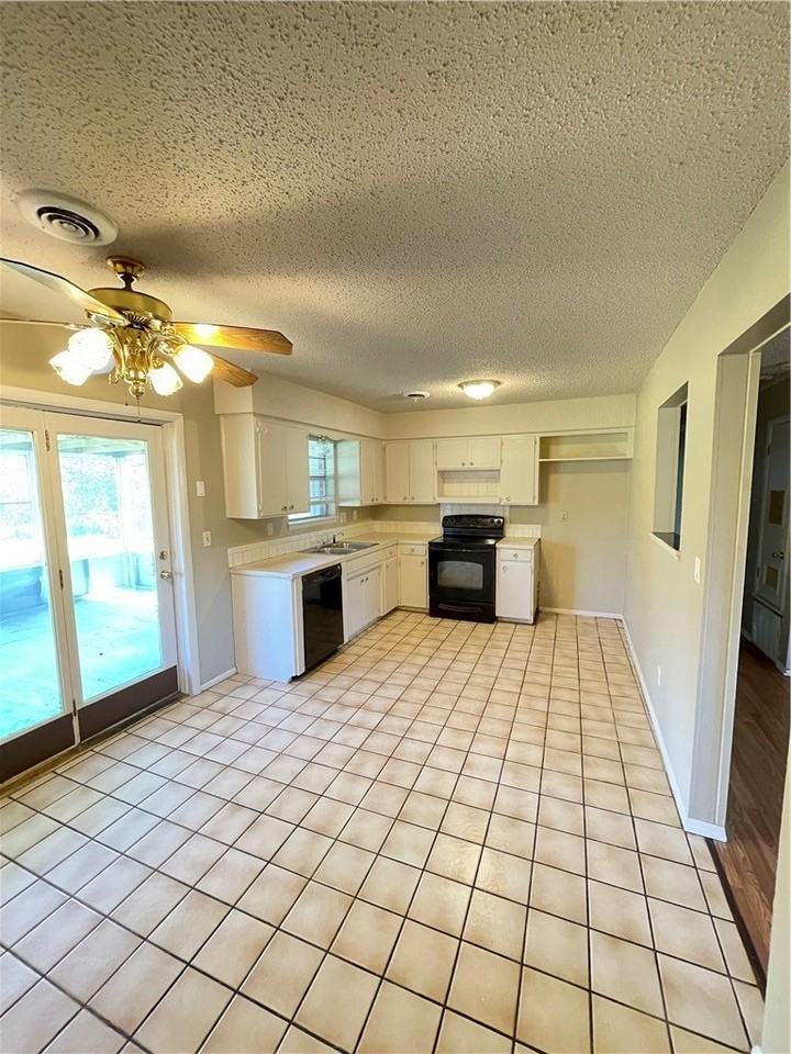 3102 Scott Ln - Photo 3 of 10