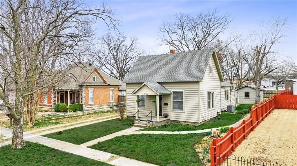 309 N 3rd St - Photo 2 of 16