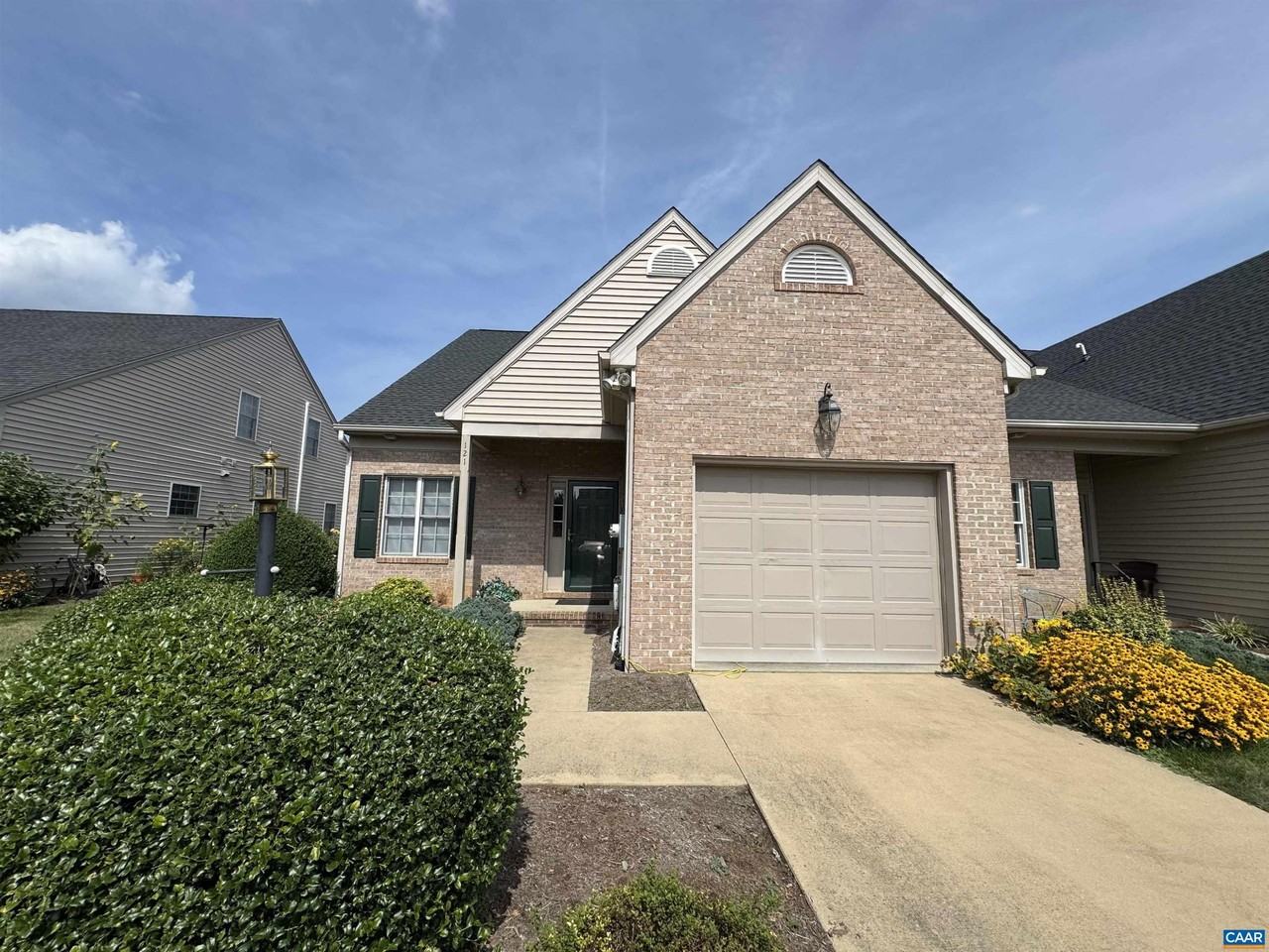 121 Bryant Dr - Photo 2 of 17