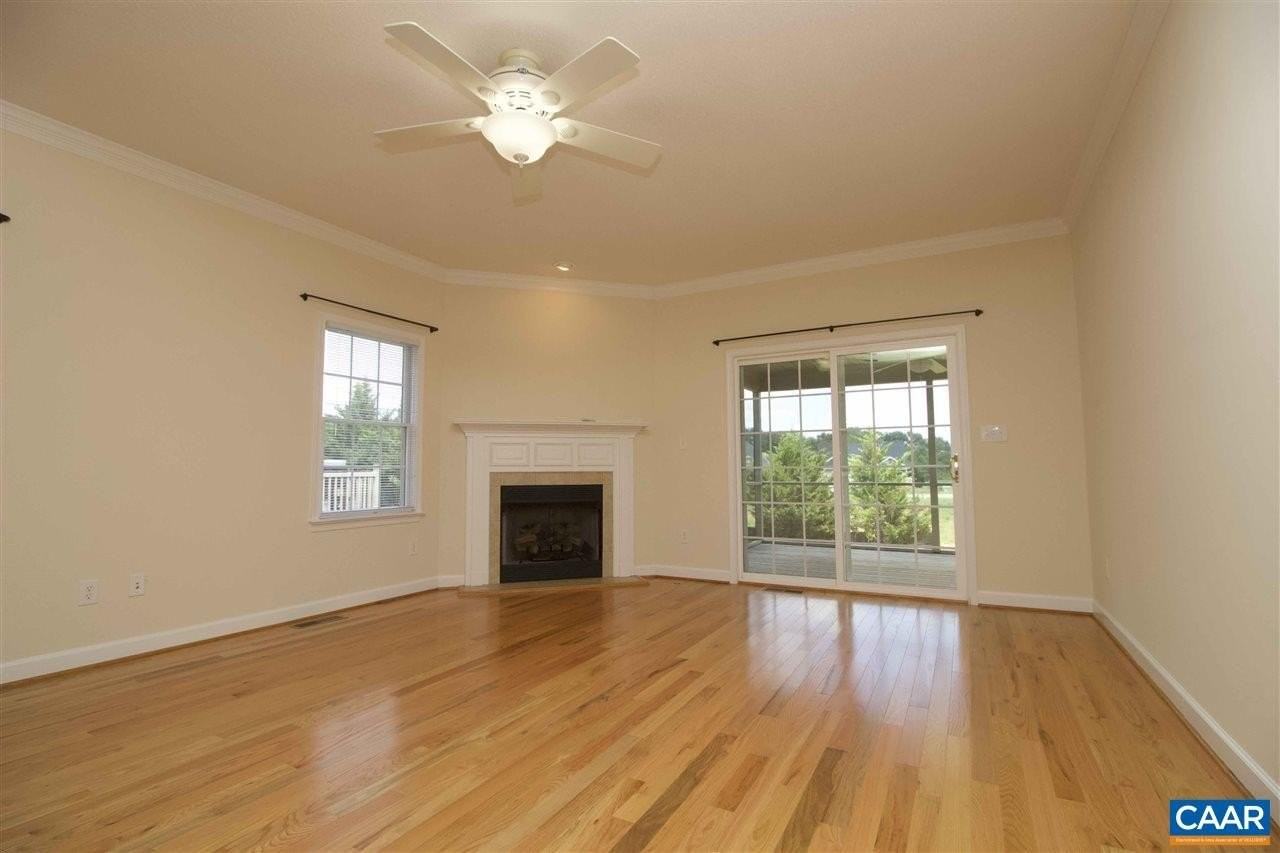 121 Bryant Dr - Photo 4 of 17