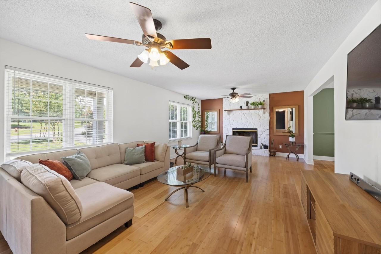 8410 Smoketree Cir - Photo 4 of 27