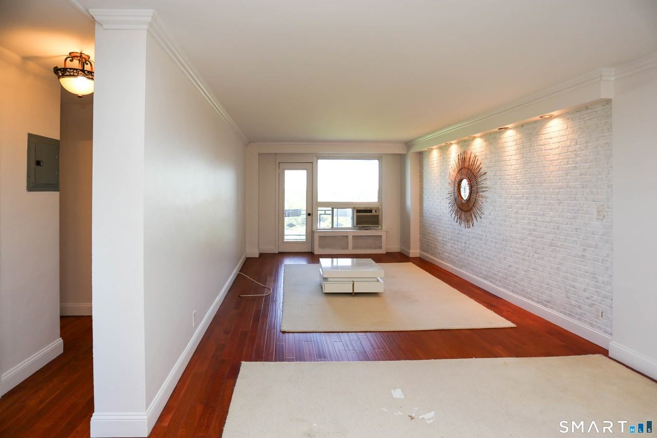 91 Strawberry Hill Ave #923 - Photo 5 of 32