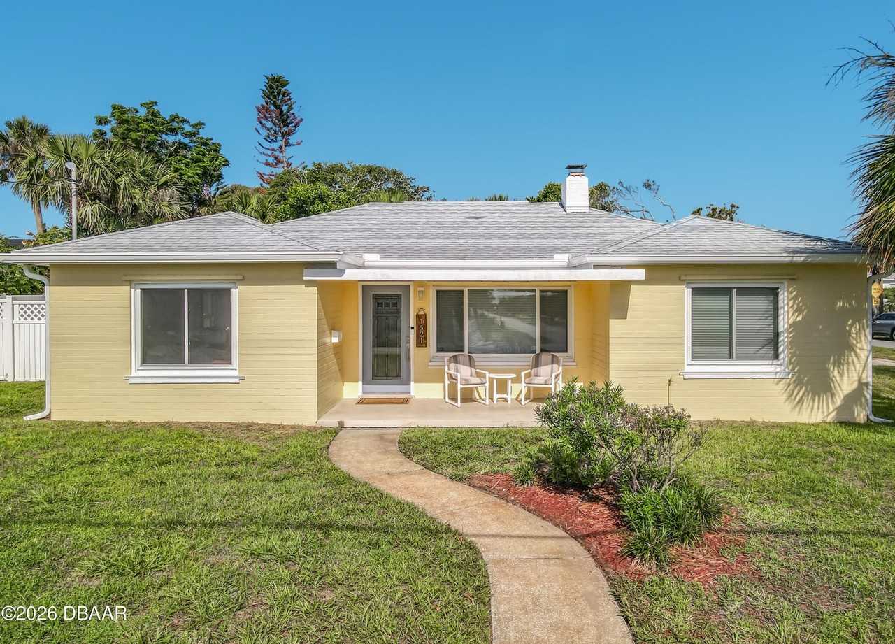1621 N Oleander Ave - Photo 2 of 50