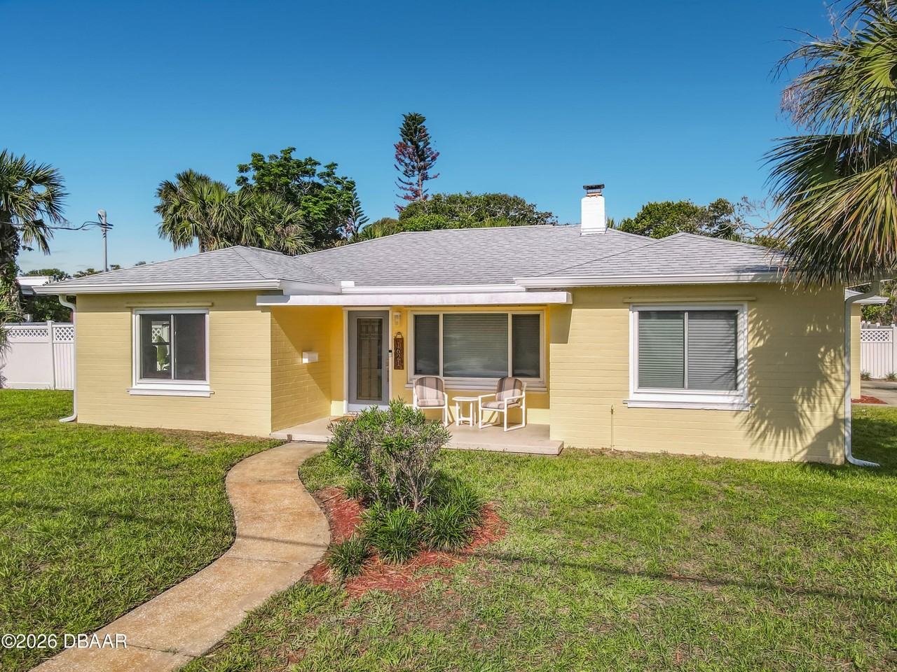 1621 N Oleander Ave - Photo 3 of 50