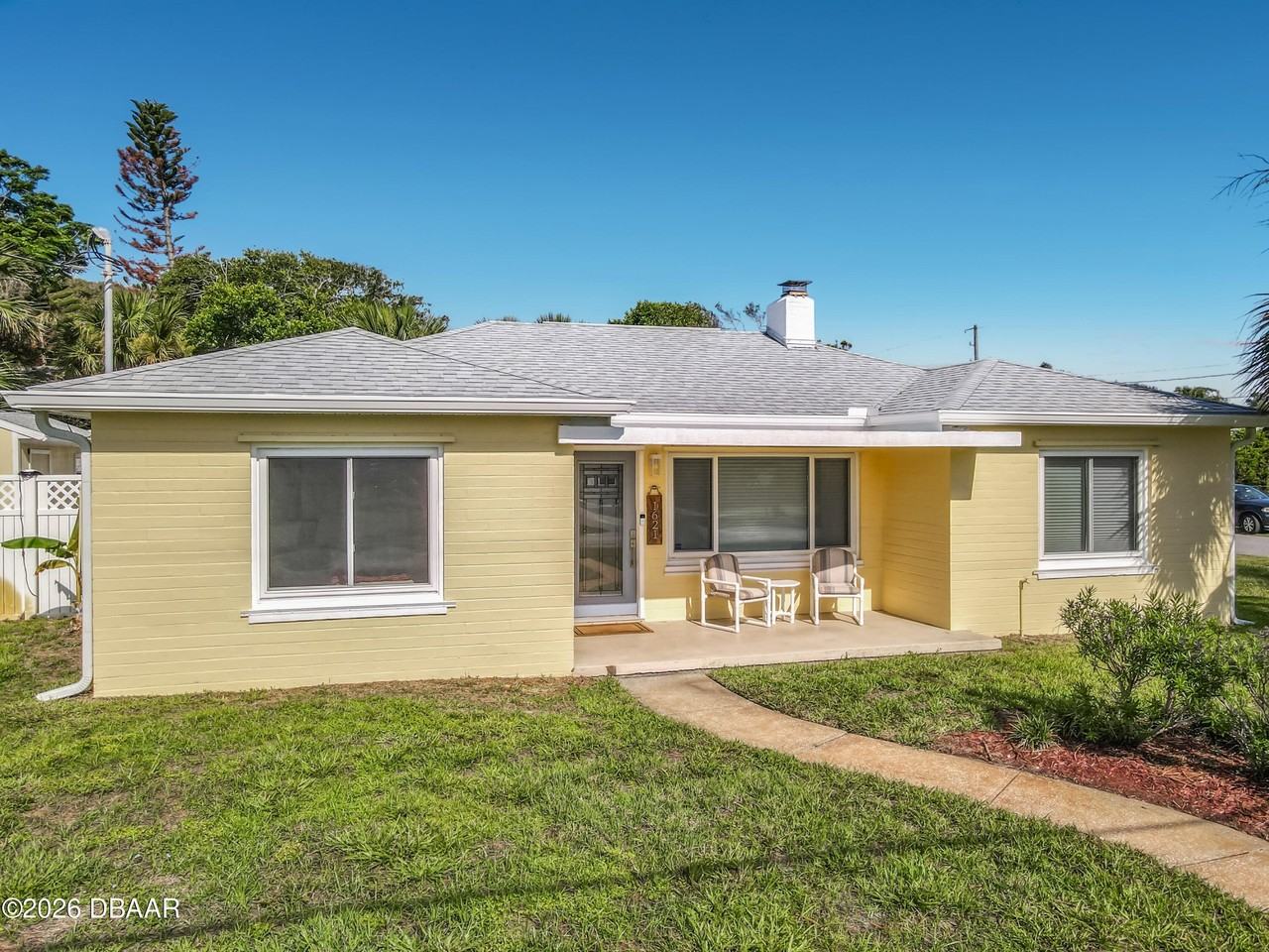 1621 N Oleander Ave - Photo 4 of 50