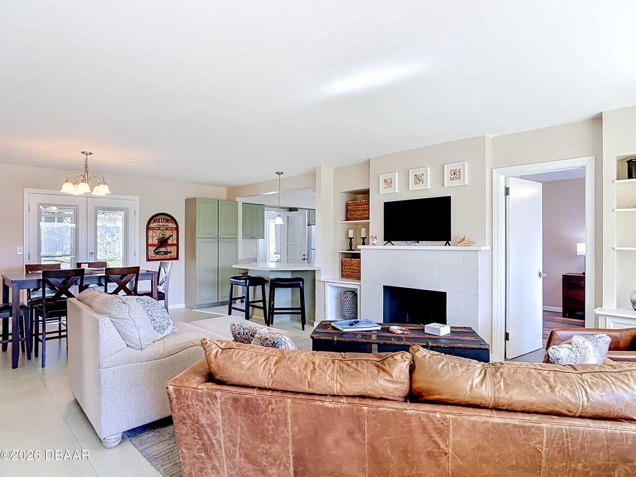 1621 N Oleander Ave - Photo 7 of 50