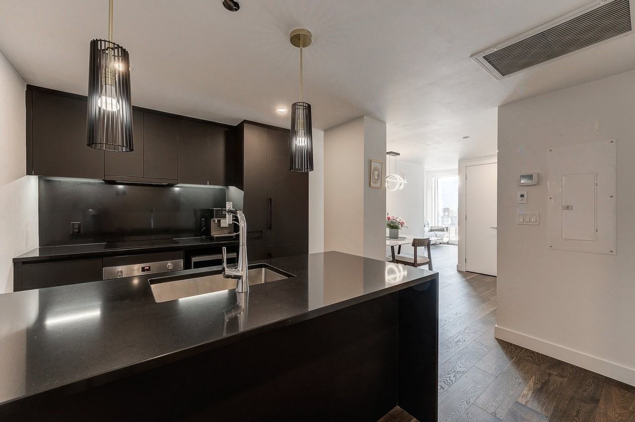 1030 Rue De Bleury - Photo 3 of 33