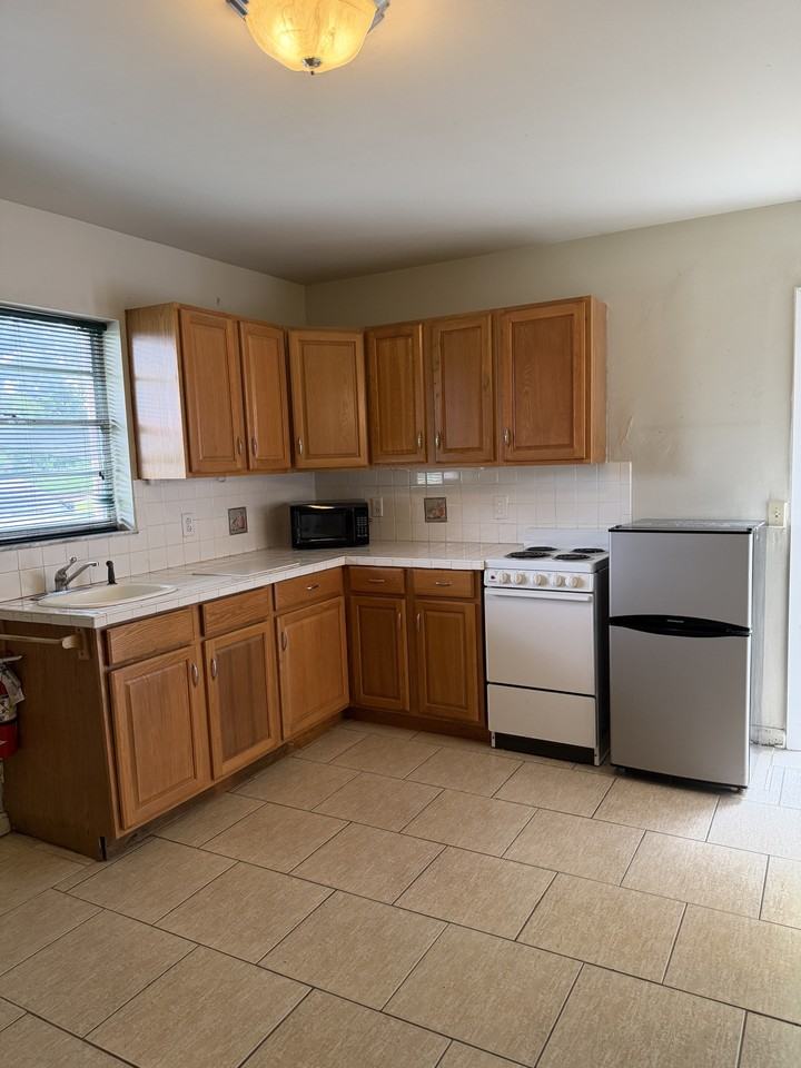 2653 Se 2nd St #B - Photo 5 of 8