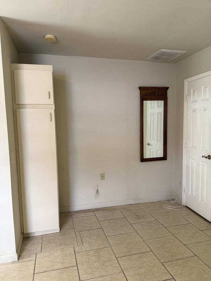 2653 Se 2nd St #B - Photo 6 of 8