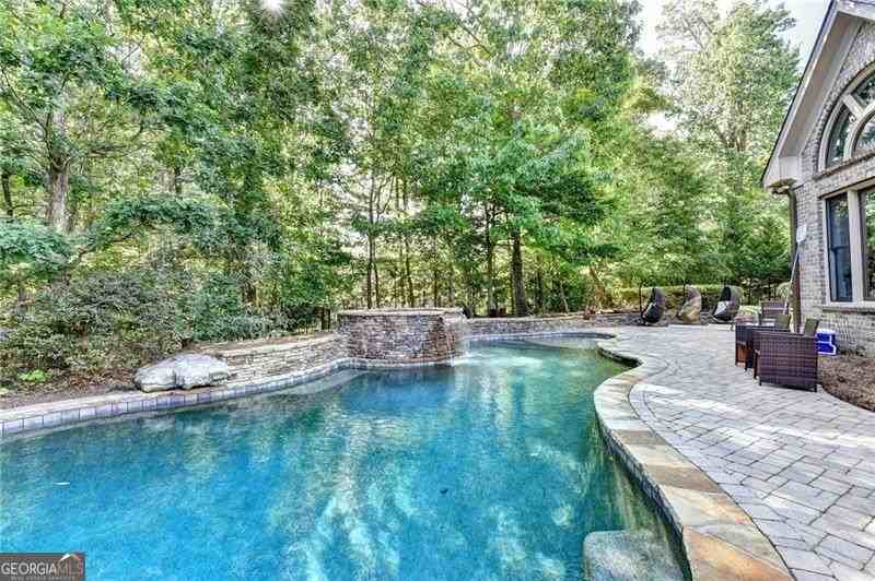 11037 Estates Cir - Photo 2 of 30