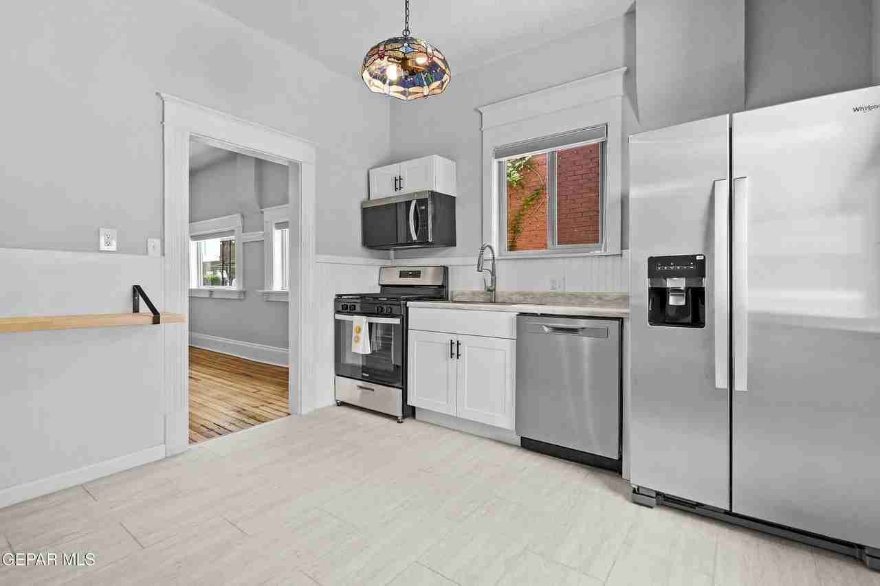 305 E River Ave - Photo 2 of 40