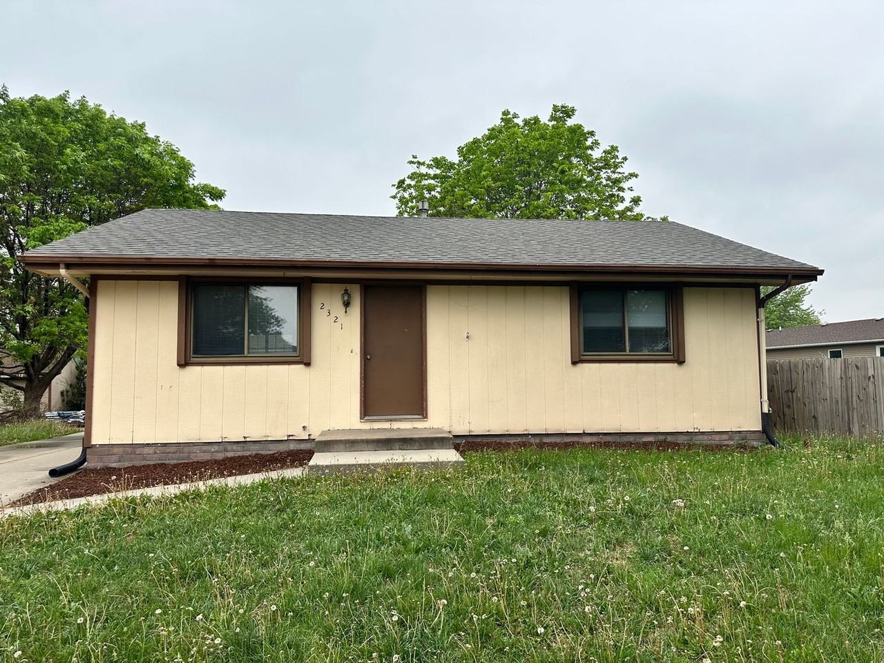 2321 W Sumner St - Photo 2 of 15