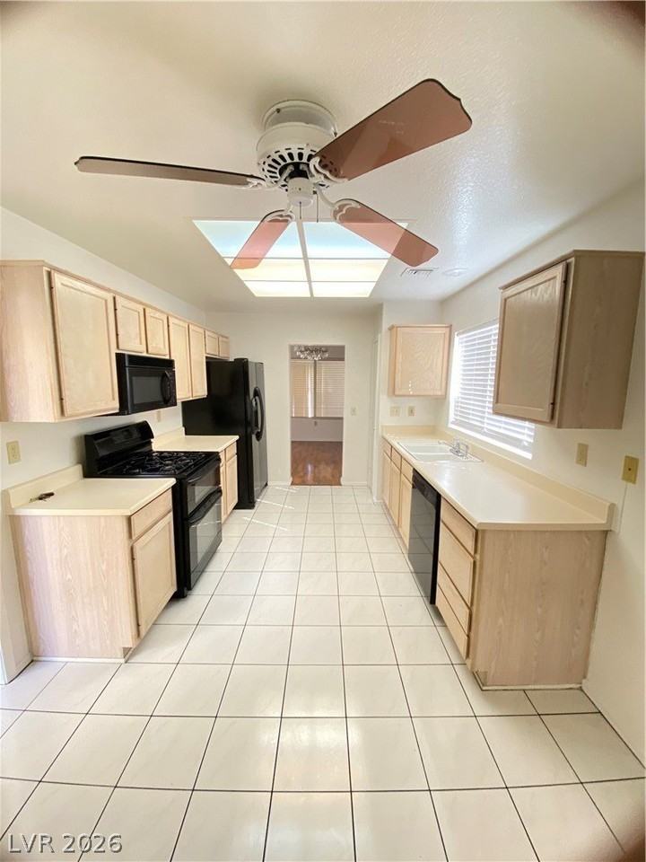 9012 Starmount Dr - Photo 5 of 24