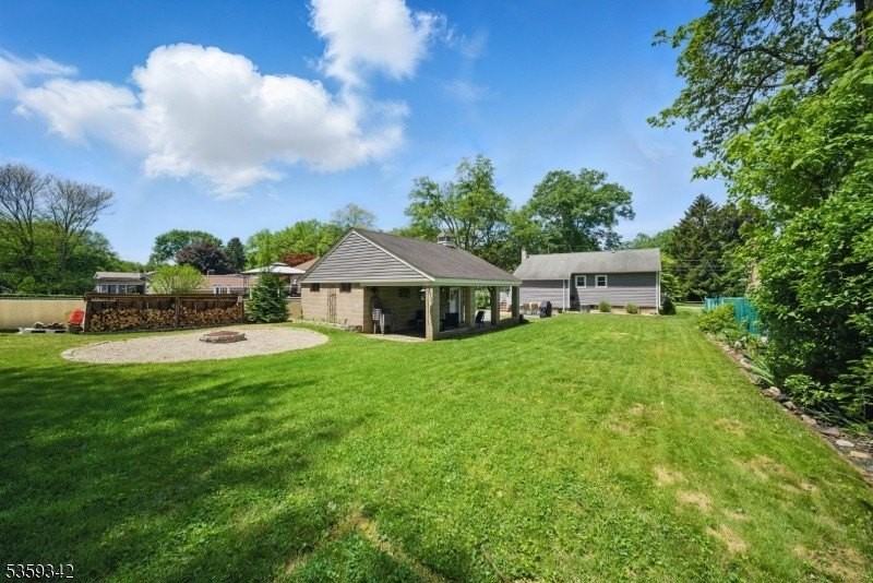 22 Beaver Brook Ln - Photo 2 of 41