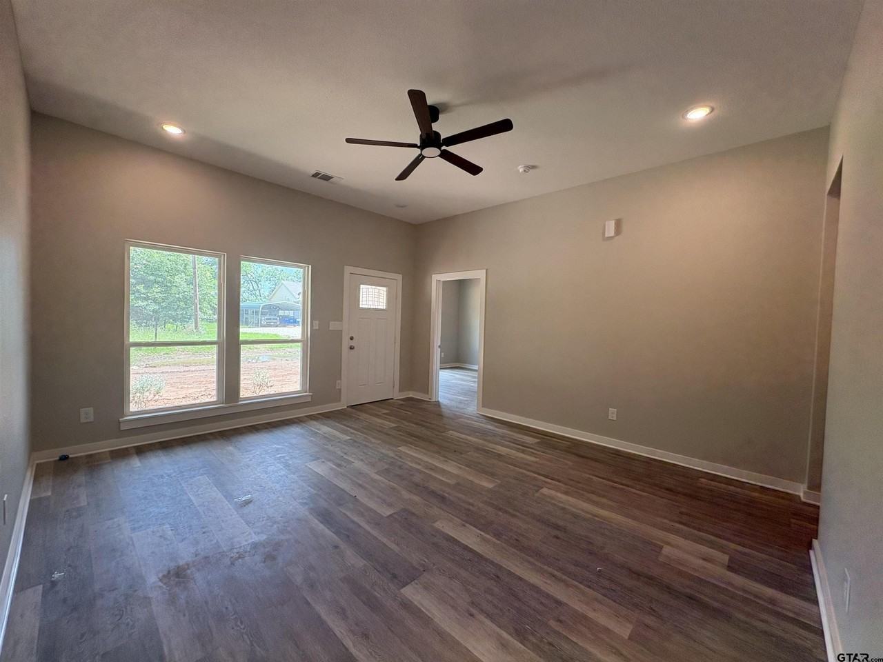 188 Oxford Ct - Photo 2 of 13