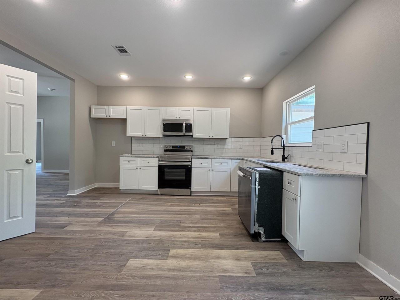 188 Oxford Ct - Photo 3 of 13