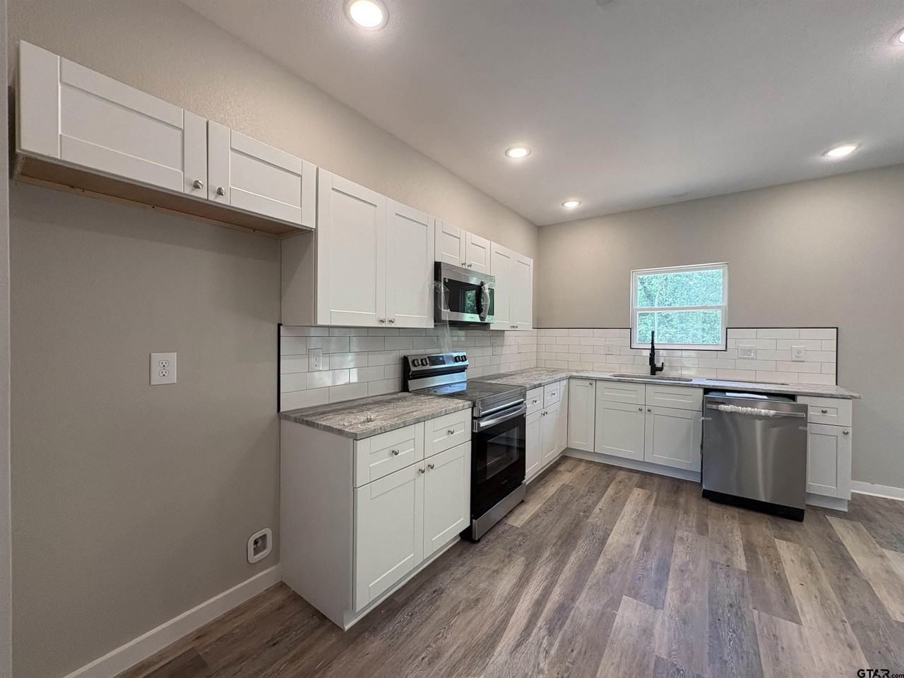 188 Oxford Ct - Photo 4 of 13