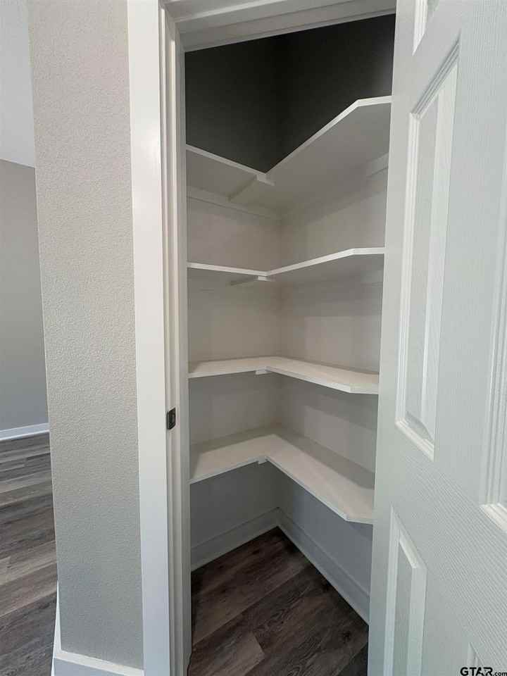 188 Oxford Ct - Photo 5 of 13