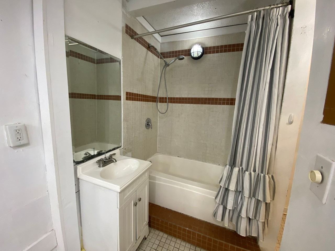 1310 N Maple St #3 - Photo 7 of 9