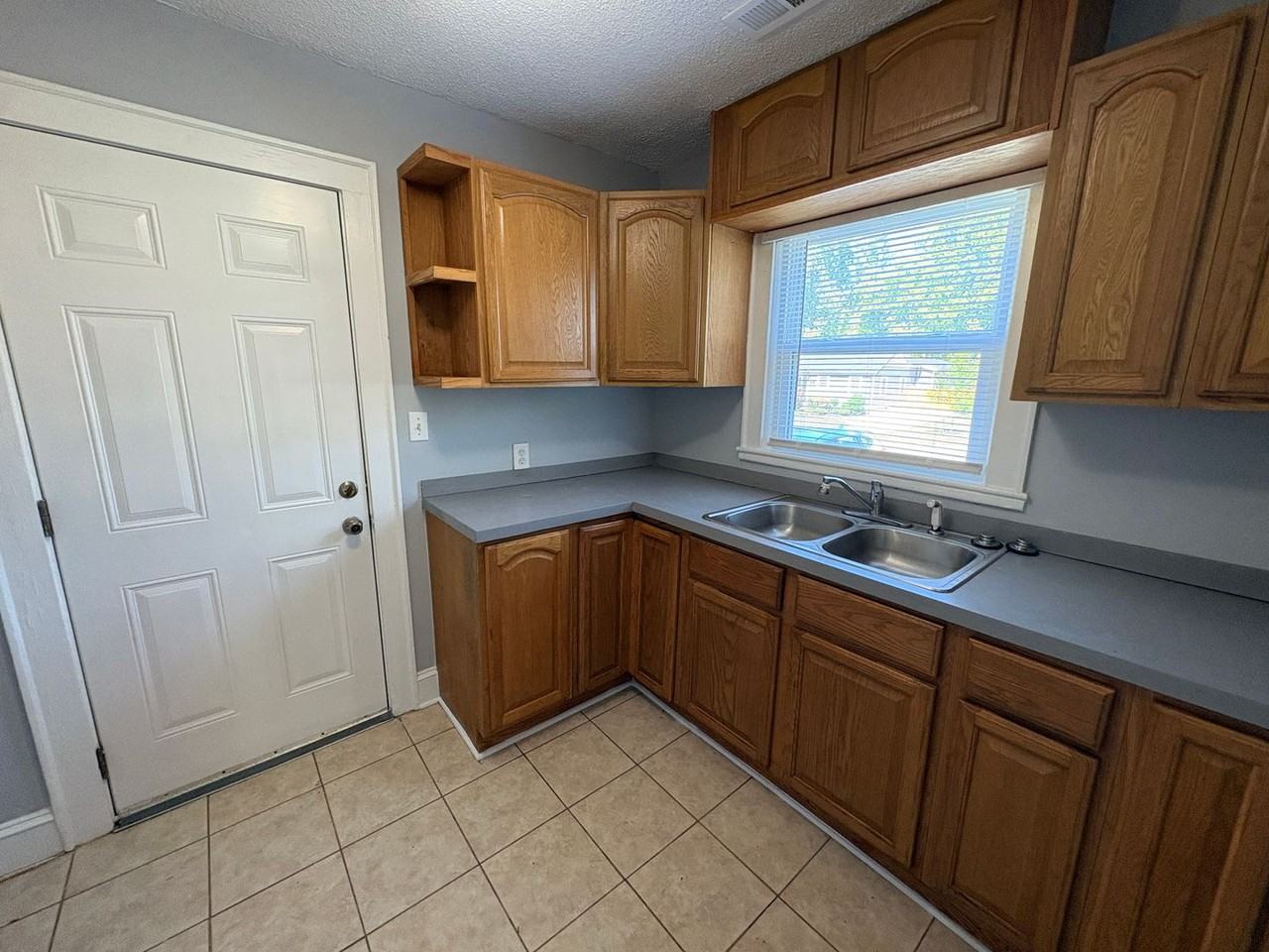 1832 Garibaldi Ave - Photo 4 of 20