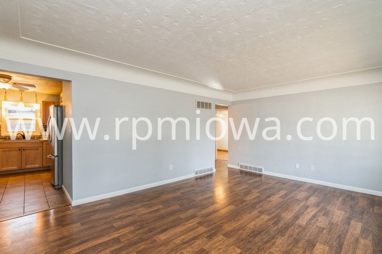 221 Sw Scott St - Photo 2 of 14