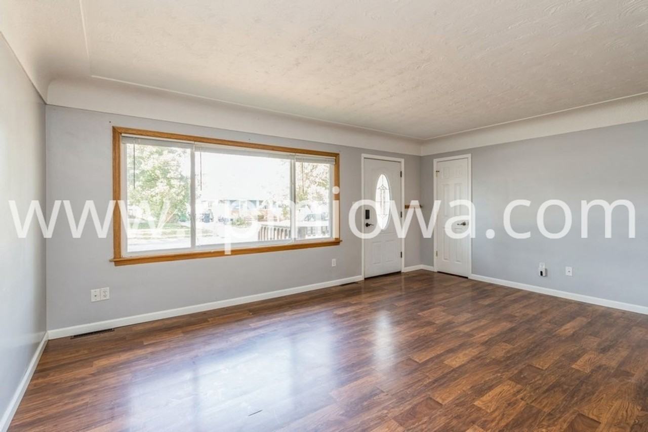 221 Sw Scott St - Photo 3 of 14
