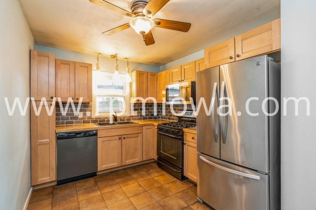 221 Sw Scott St - Photo 4 of 14