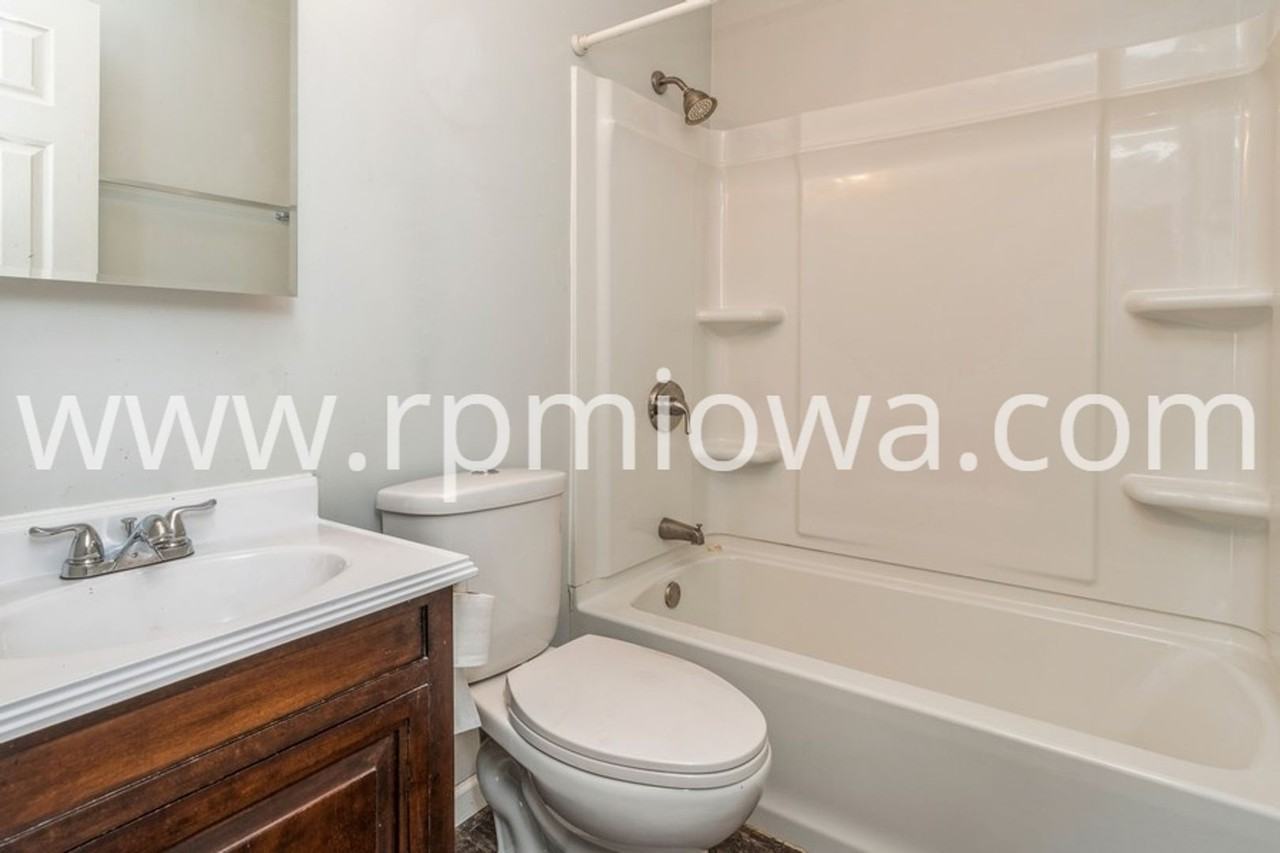 221 Sw Scott St - Photo 6 of 14