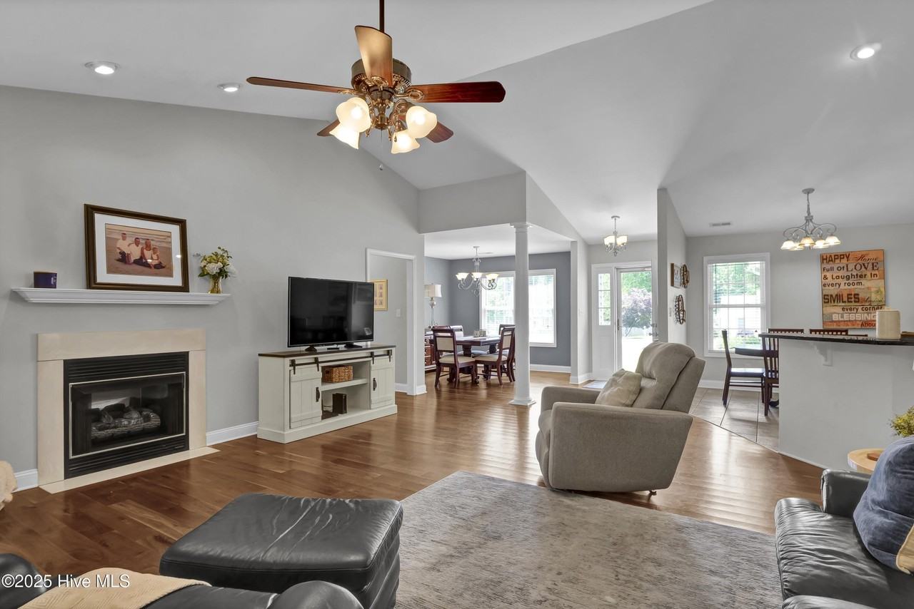 305 Lafayette St - Photo 5 of 31