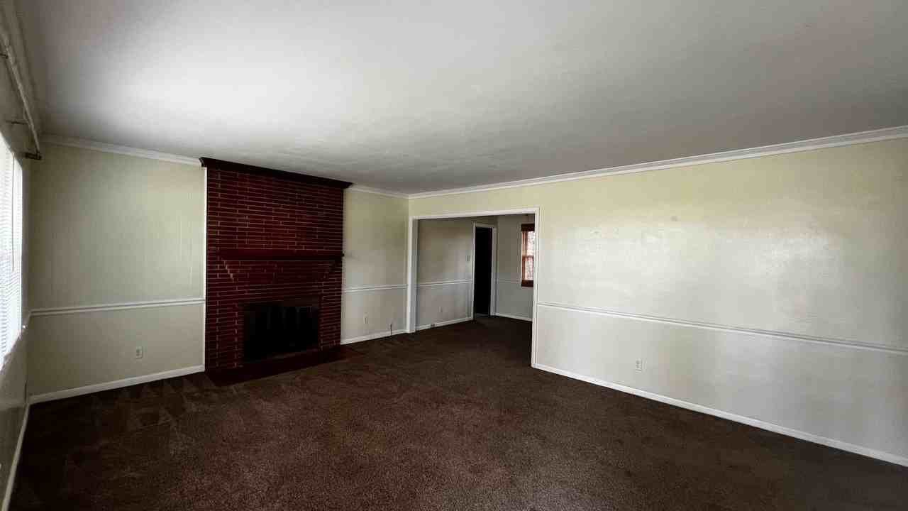207 Robin Rd - Photo 3 of 11
