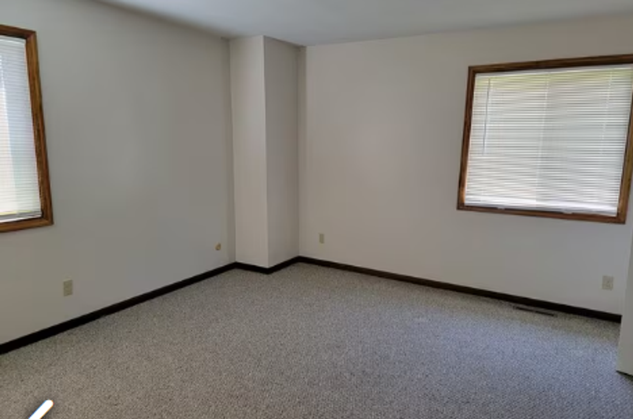 6295 Amanda Dr - Photo 4 of 10