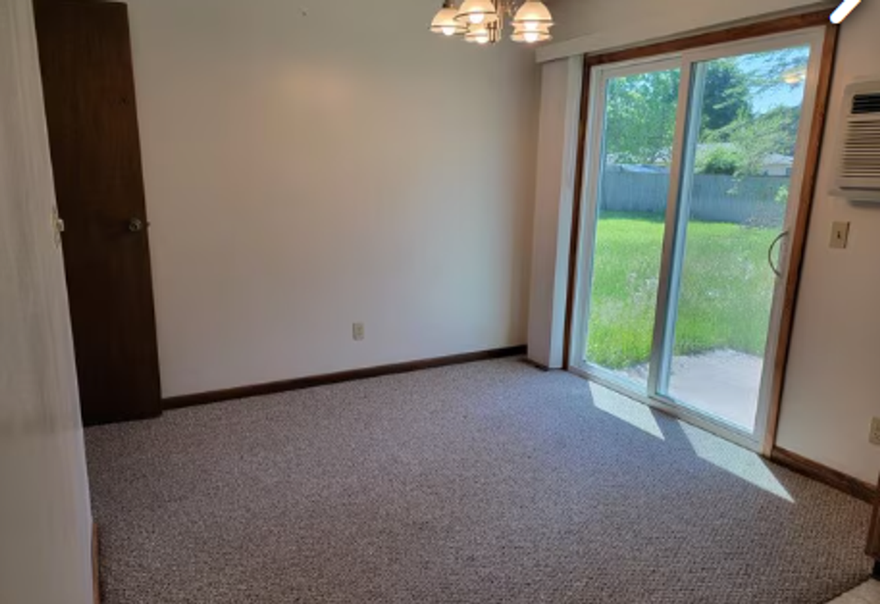 6295 Amanda Dr - Photo 5 of 10