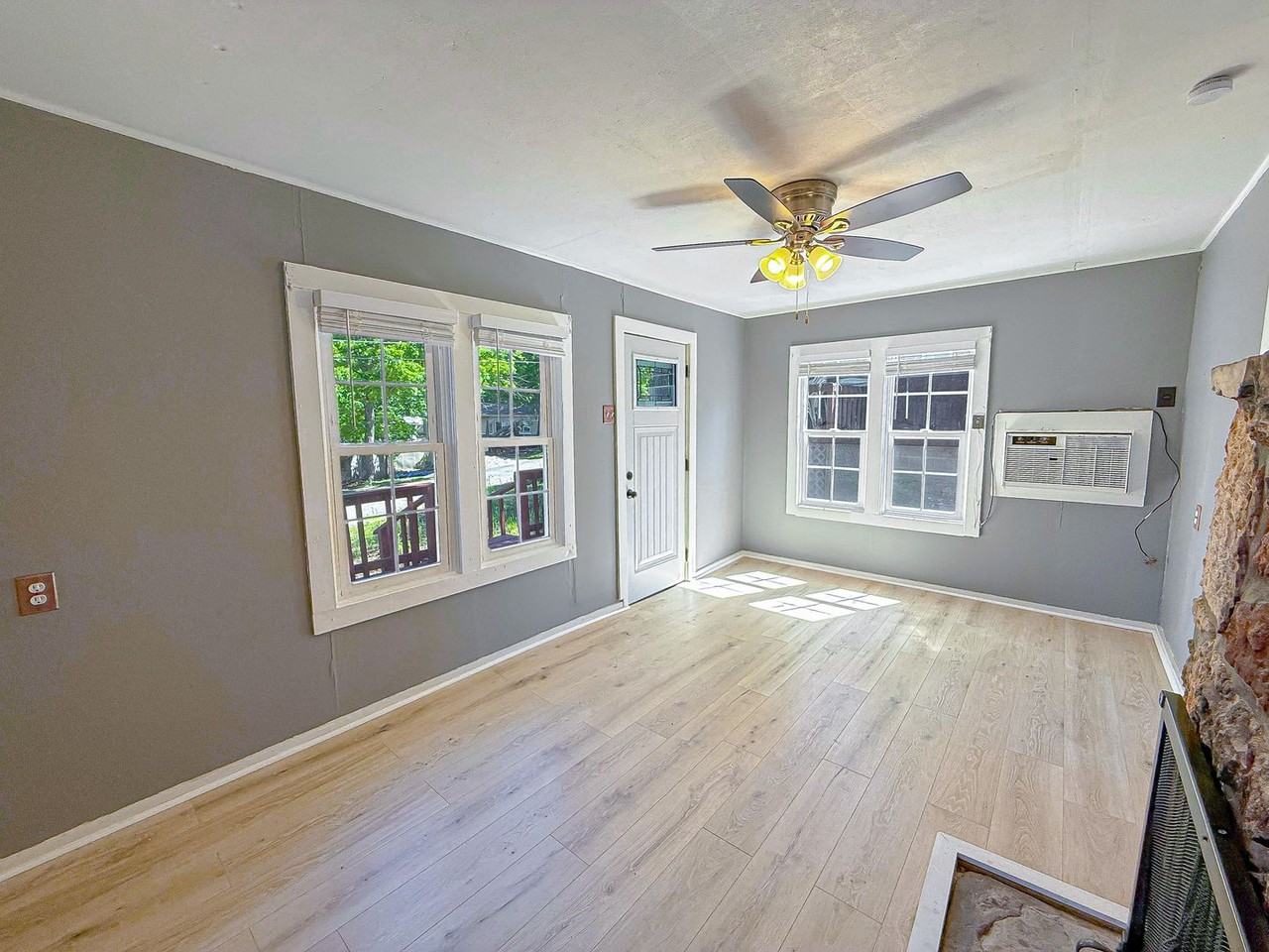 4936 University Ln - Photo 3 of 14