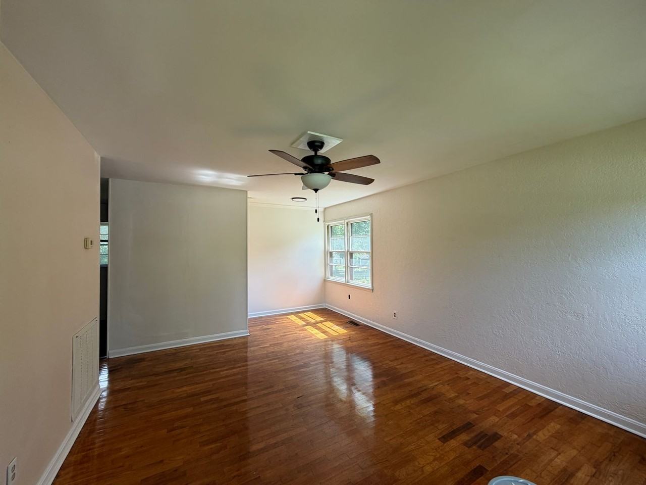 808 W 32nd St - Photo 2 of 11
