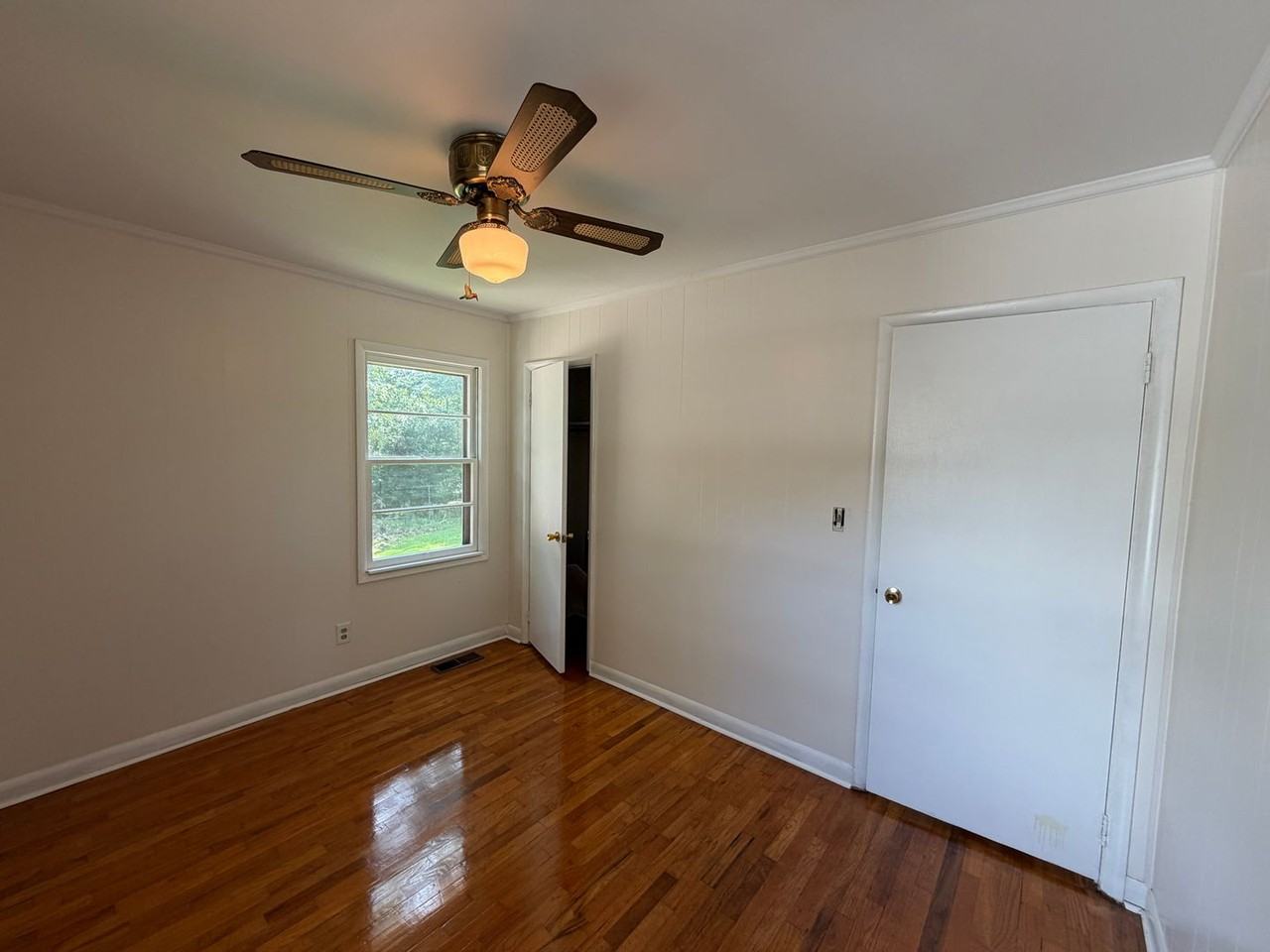 808 W 32nd St - Photo 3 of 11