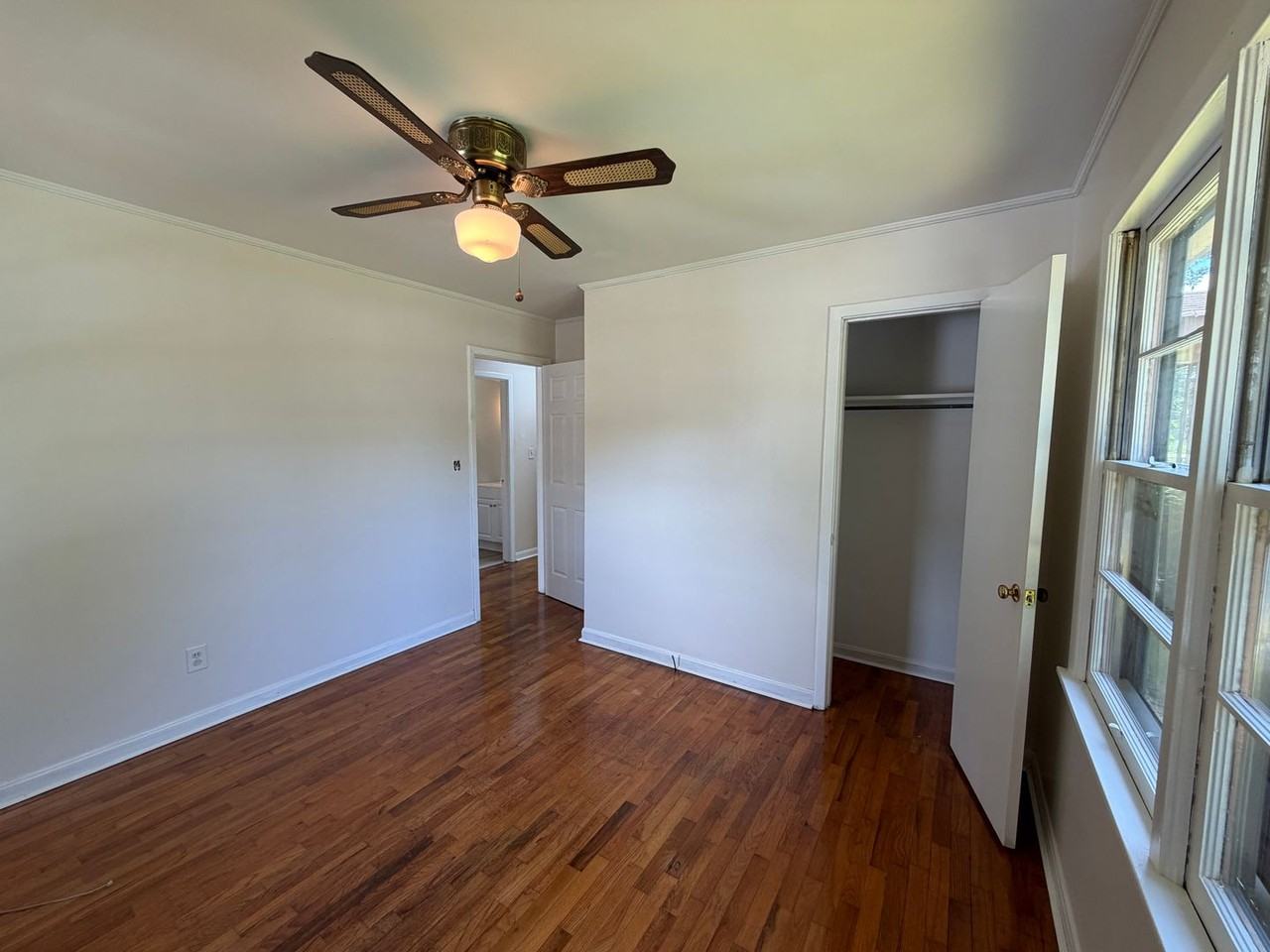 808 W 32nd St - Photo 4 of 11