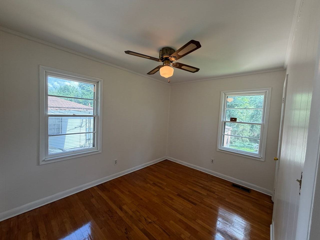 808 W 32nd St - Photo 5 of 11