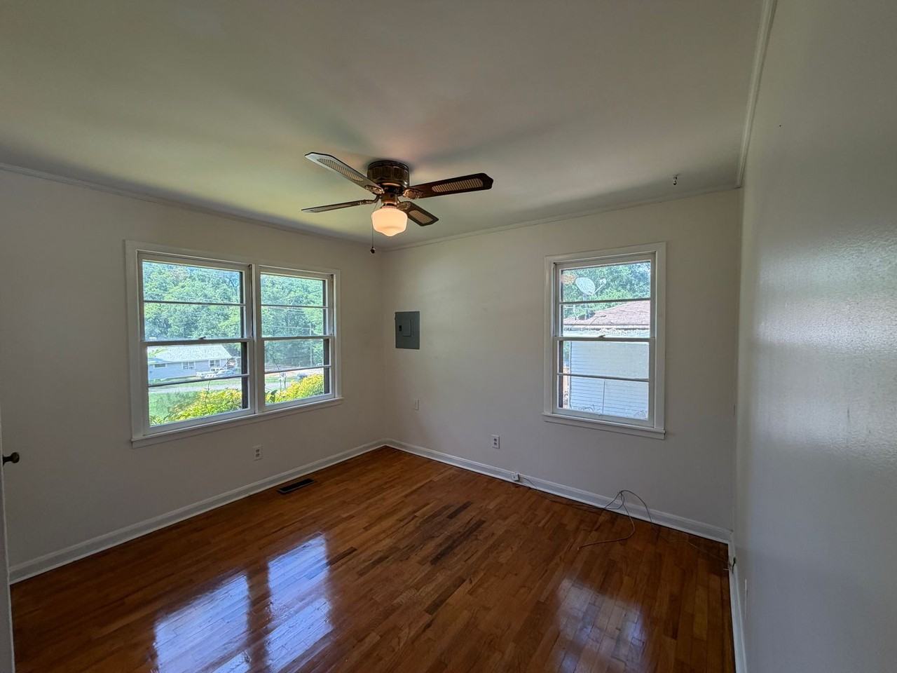 808 W 32nd St - Photo 6 of 11