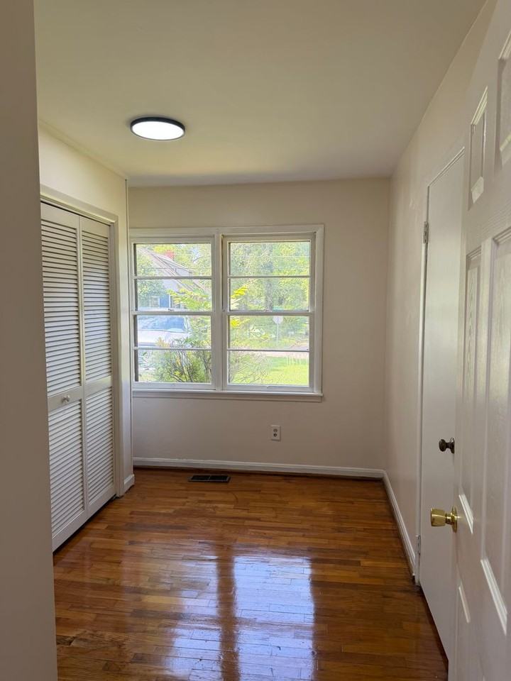 808 W 32nd St - Photo 7 of 11