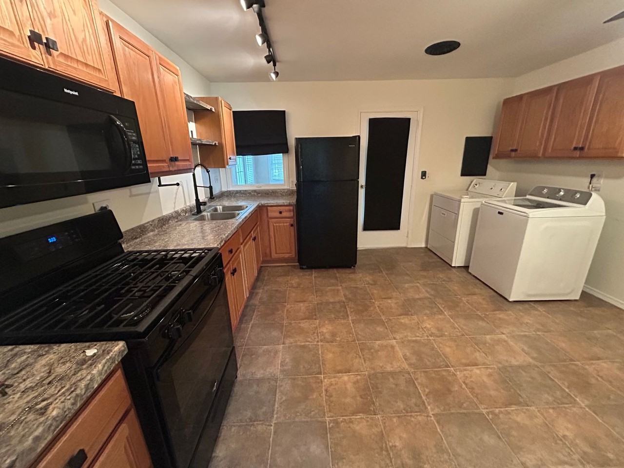 1700 W Granview Dr - Photo 4 of 12