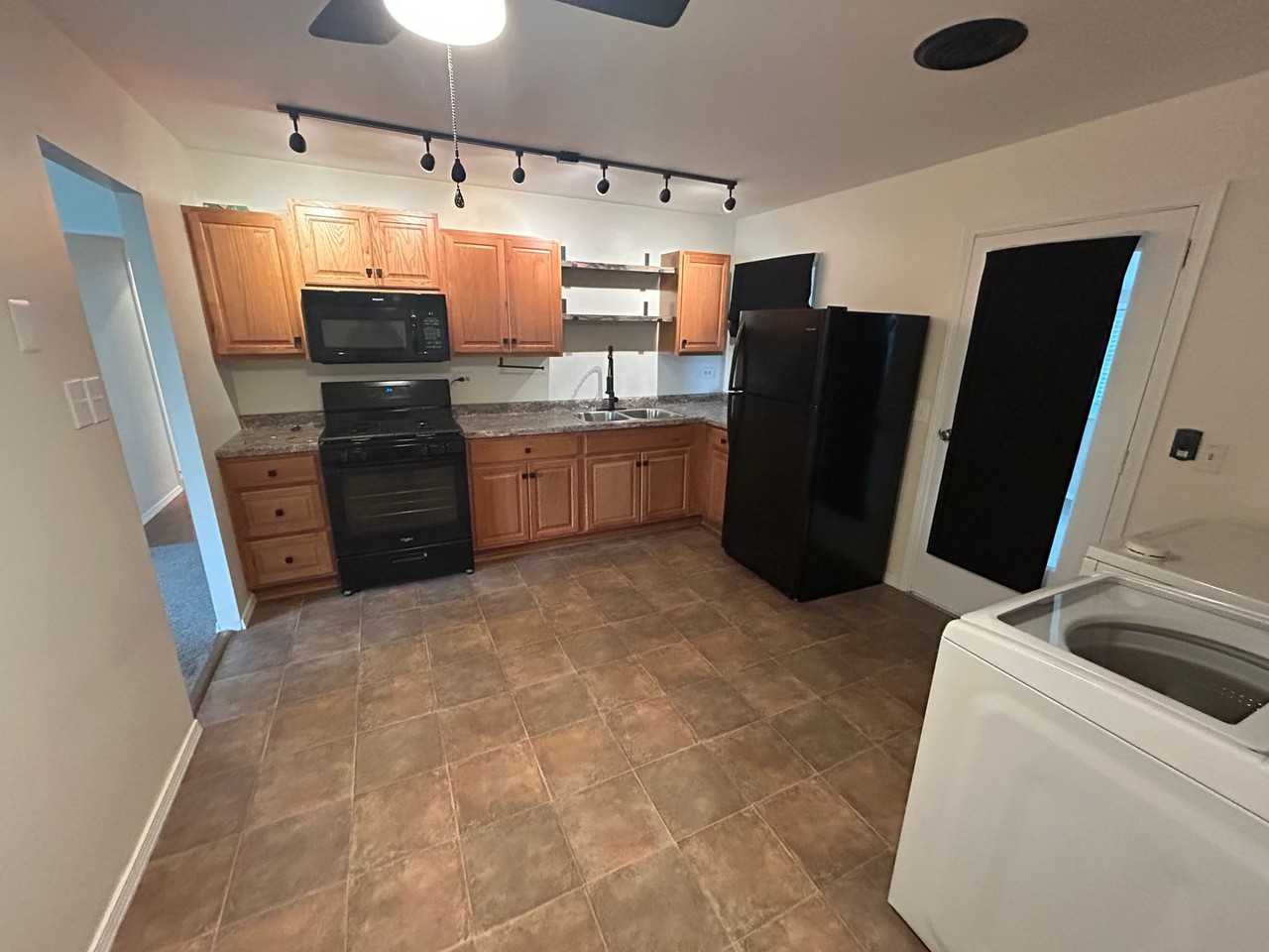1700 W Granview Dr - Photo 5 of 12