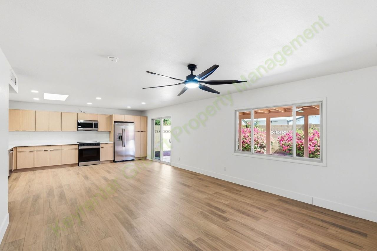 8608 E Whitton Ave - Photo 4 of 30